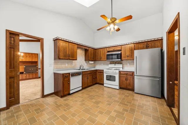 $379,000 | 7 Douglas Drive, Sugar Grove, IL 60554