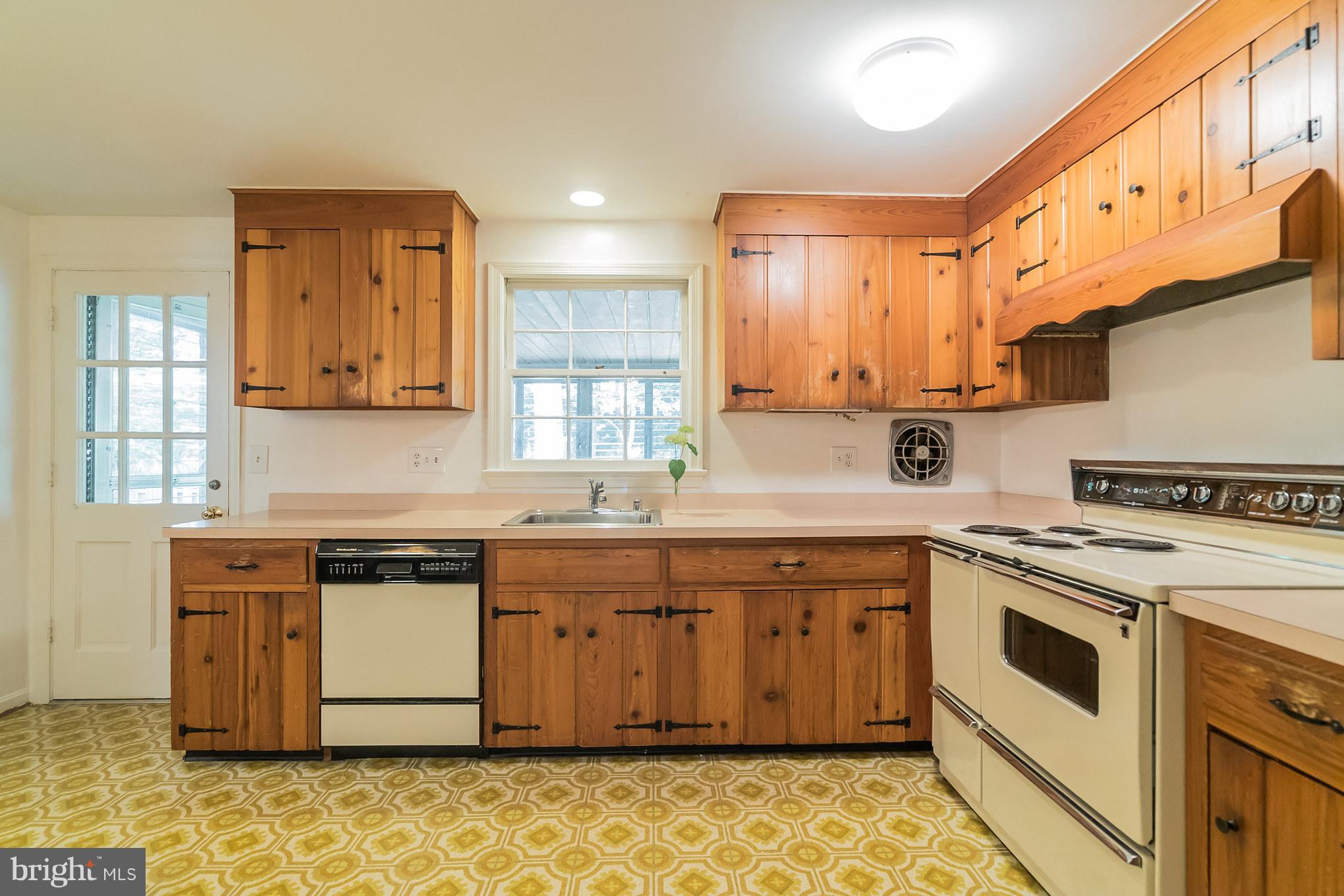 8300 Aqueduct Road Potomac, MD 20854 - Photo 11 of 30 Kitchen