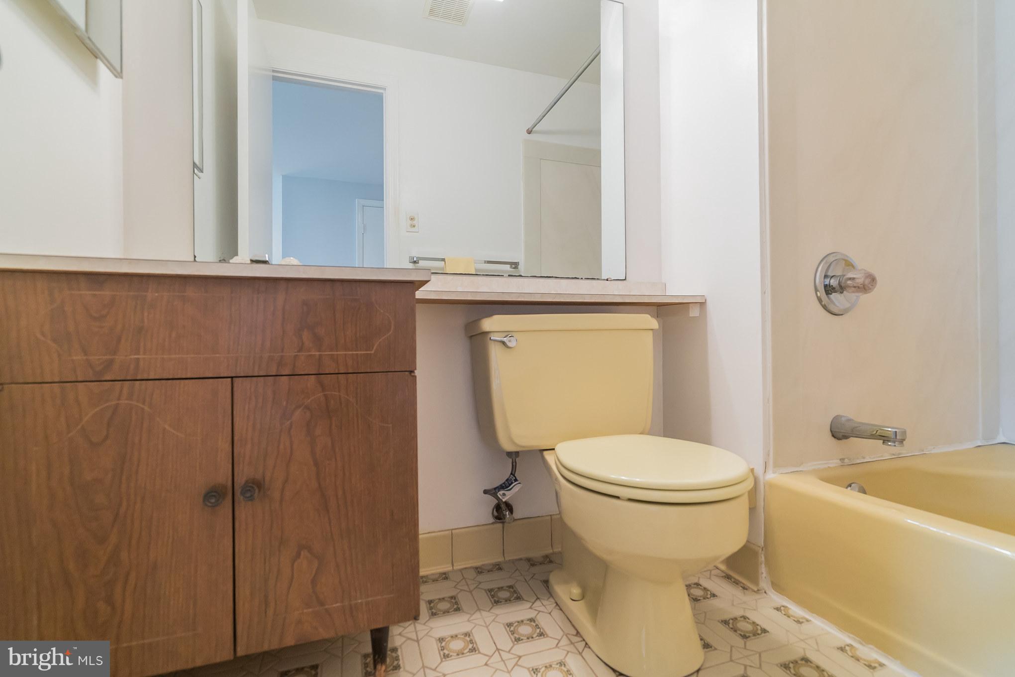 8300 Aqueduct Road Potomac, MD 20854 - Photo 18 of 30 Full Bathroom adjacent to Master Bedroom