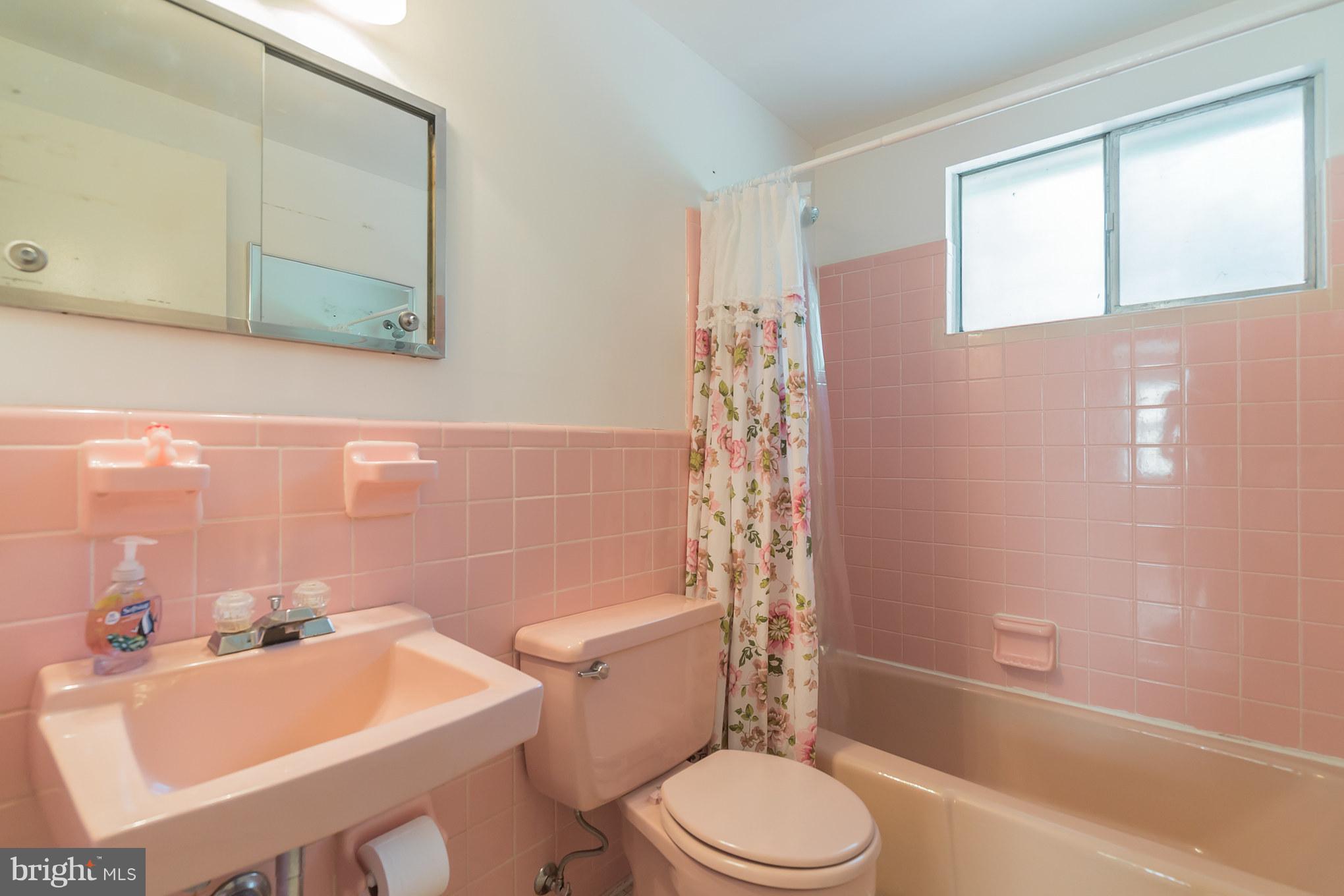 8300 Aqueduct Road Potomac, MD 20854 - Photo 21 of 30 Hall Full Bathroom
