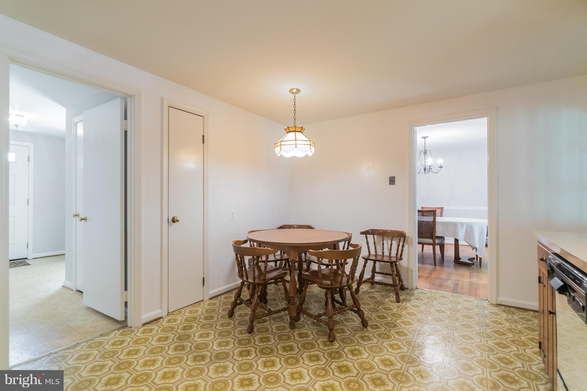 8300 Aqueduct Road Potomac, MD 20854 - Photo 9 of 30 Tablespace Kitchen