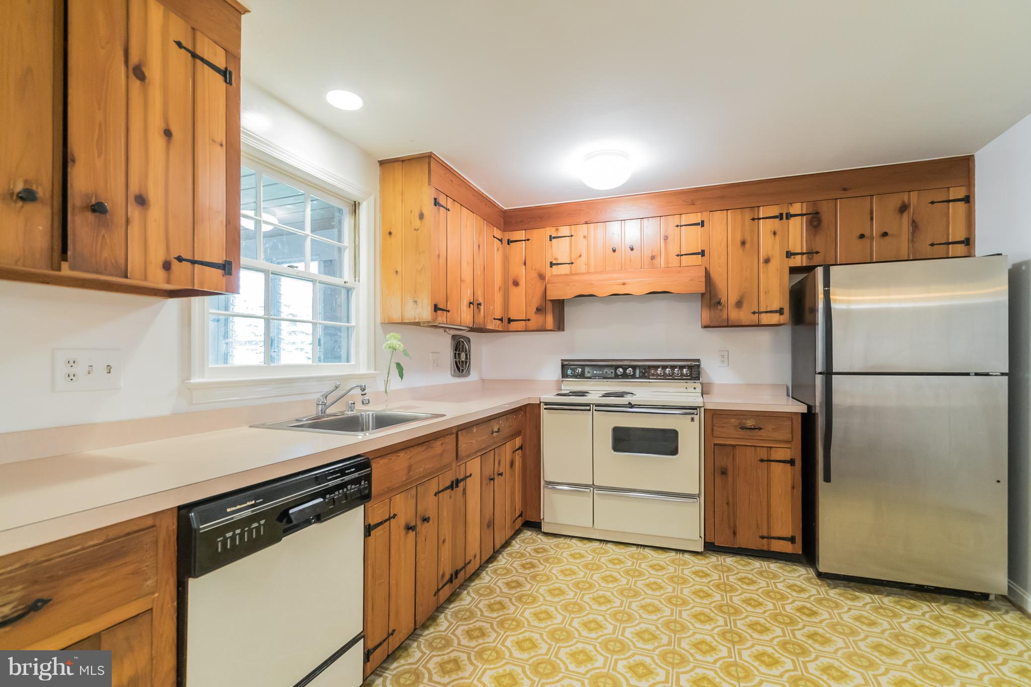 8300 Aqueduct Road Potomac, MD 20854 - Photo 10 of 30 Kitchen