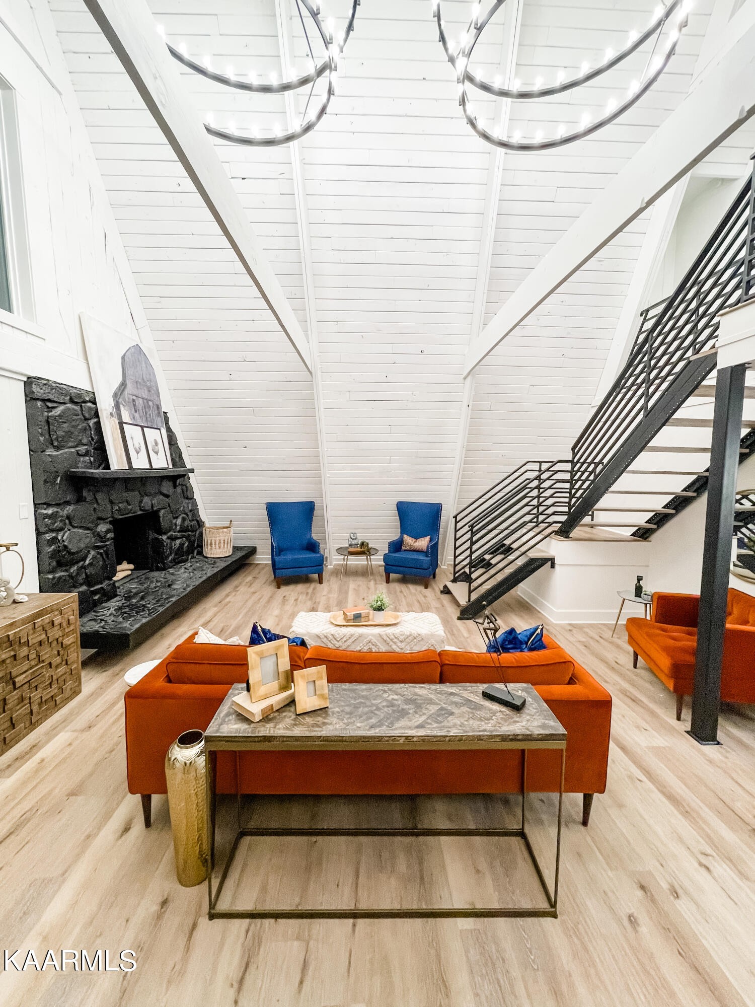 232 East Red Bud Road Knoxville, TN 37920 - Photo 5 of 34 a backyard of a house with seating space