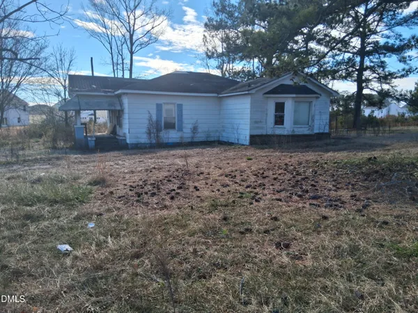 a house view with a backyard space