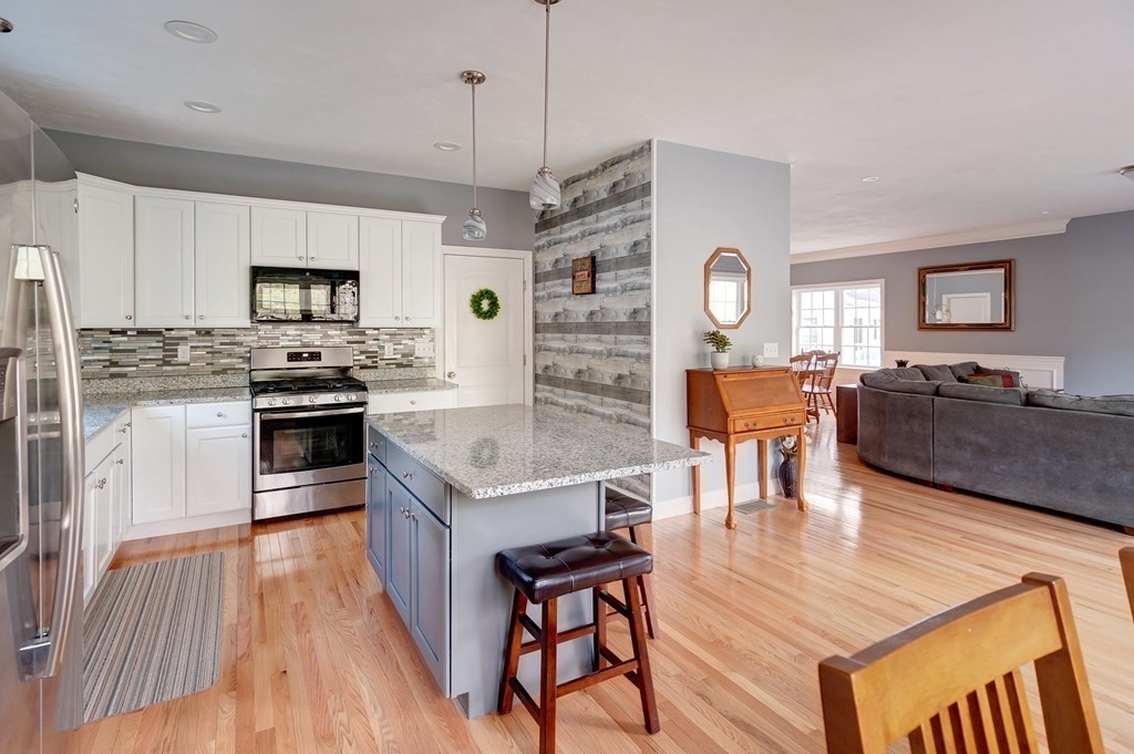 19 Hunters Court Sutton, MA 01590 - Photo 3 of 21