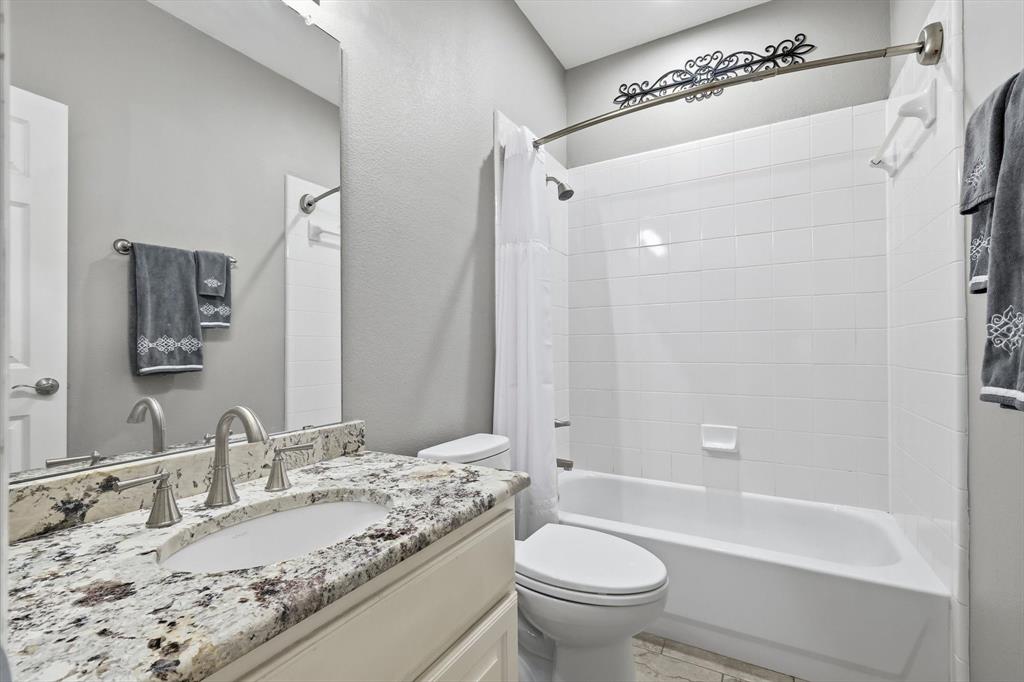 2615 Colby Street, Unit B Dallas, TX 75204 - Photo 7 of 39 1st floor Ensuite Bathroom with vanity and shower/tub combo