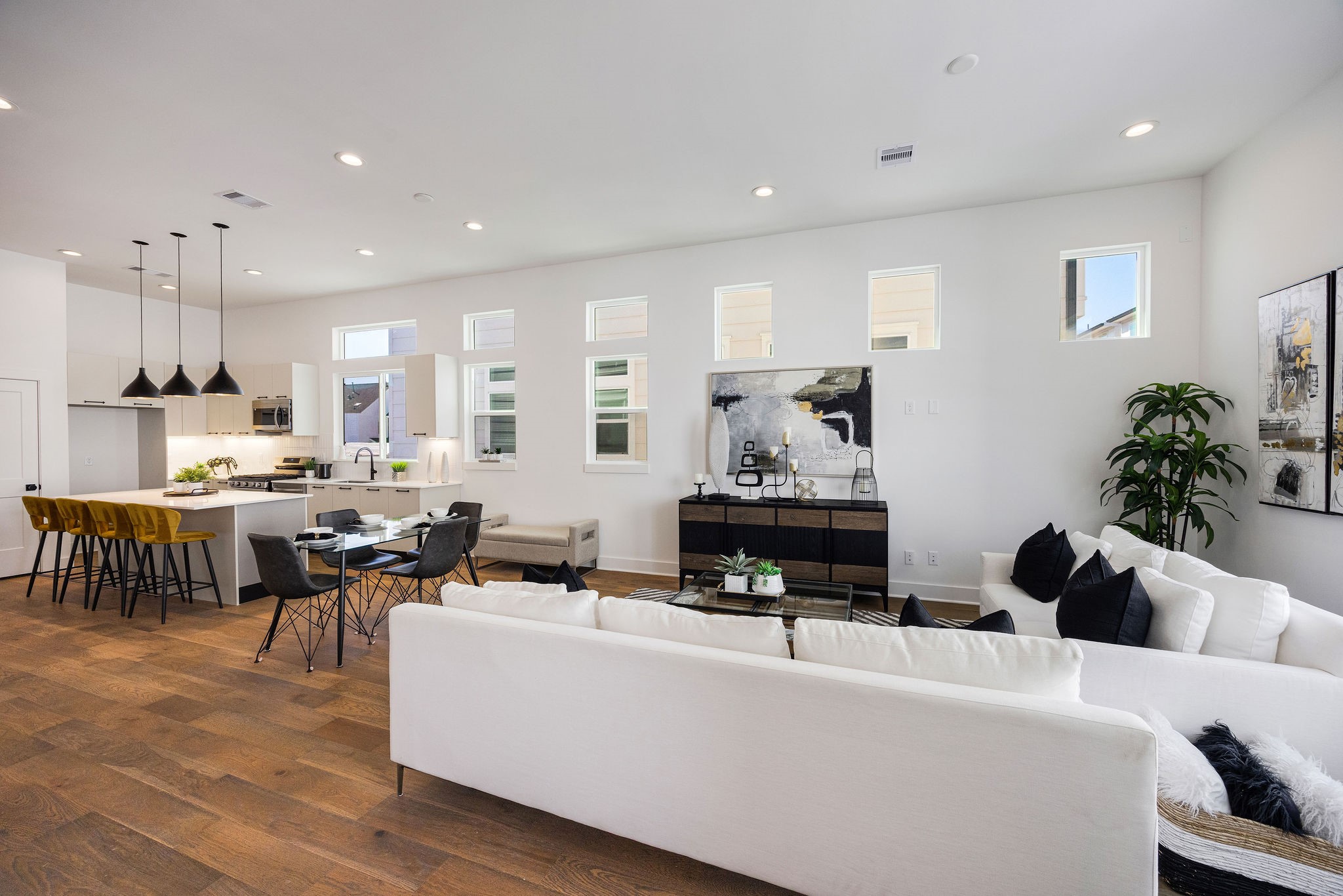 303 Marcella Street, Unit F Houston, TX 77091 - Photo 19 of 29 Elegant dining area seamlessly connected to a modern kitchen, perfect for entertaining and family gatherings.
