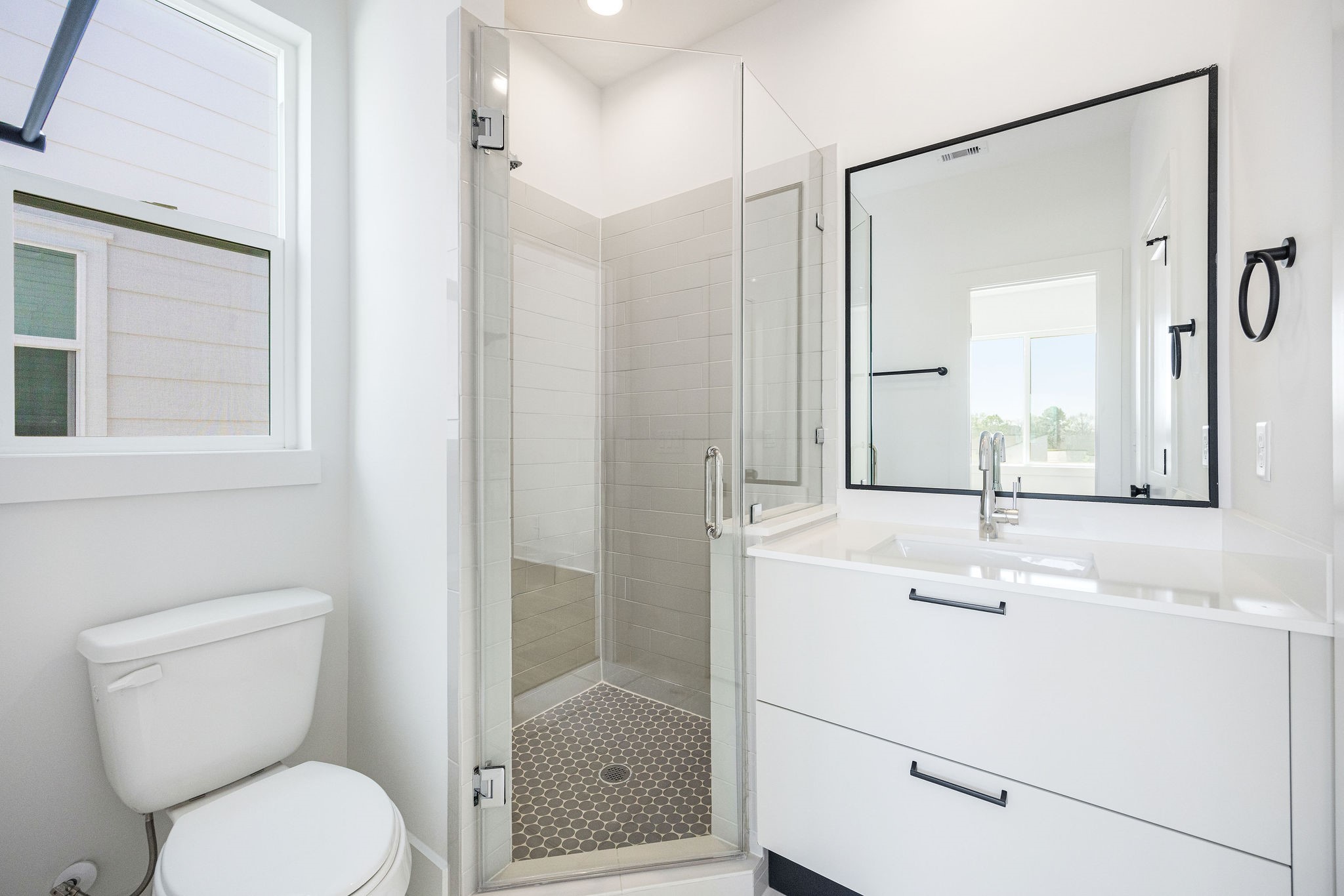 303 Marcella Street, Unit F Houston, TX 77091 - Photo 26 of 29 Attached full bathroom for secondary bedroom