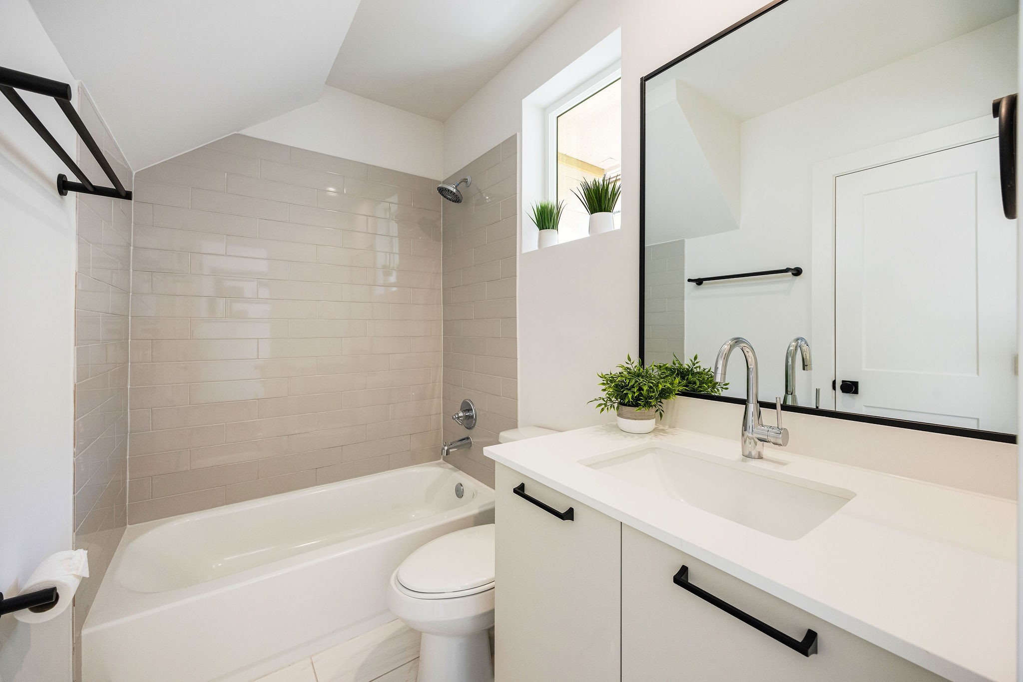 303 Marcella Street, Unit F Houston, TX 77091 - Photo 7 of 29 Full bathroom attached to the third bedroom.