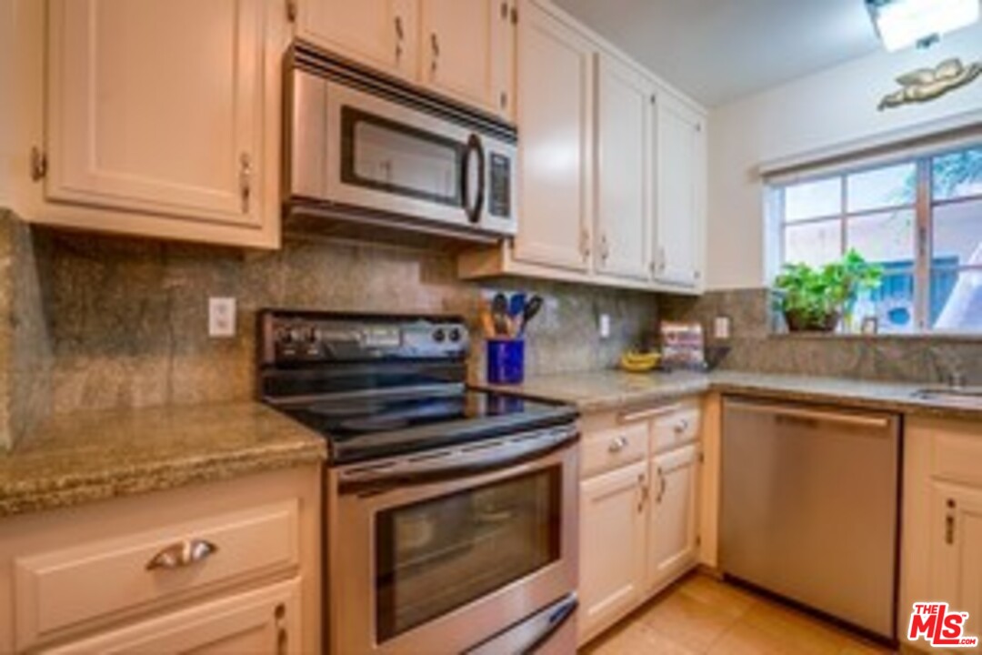 8227 Redlands Street, Unit 6 Playa del Rey, CA 90293 - Photo 4 of 11 Gallery Image 4