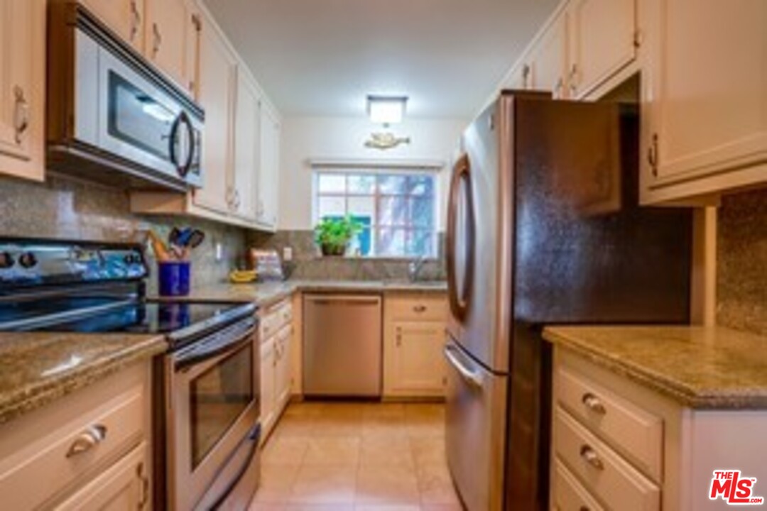 8227 Redlands Street, Unit 6 Playa del Rey, CA 90293 - Photo 5 of 11 Gallery Image 5
