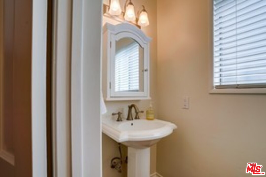 8227 Redlands Street, Unit 6 Playa del Rey, CA 90293 - Photo 6 of 11 Gallery Image 6