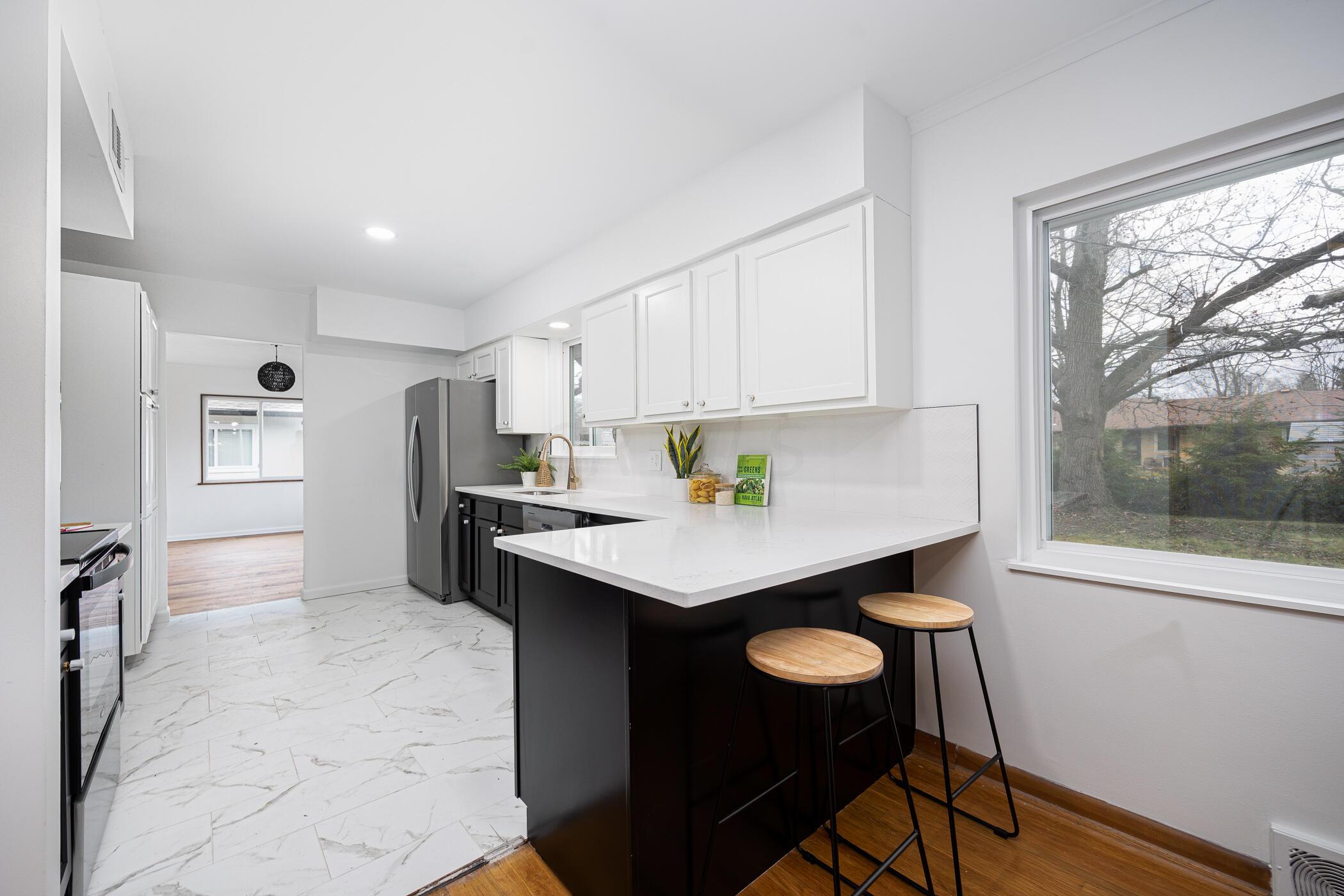 2864 Castlewood Road Columbus, OH 43209 - Photo 9 of 45 Eat In Kitchen