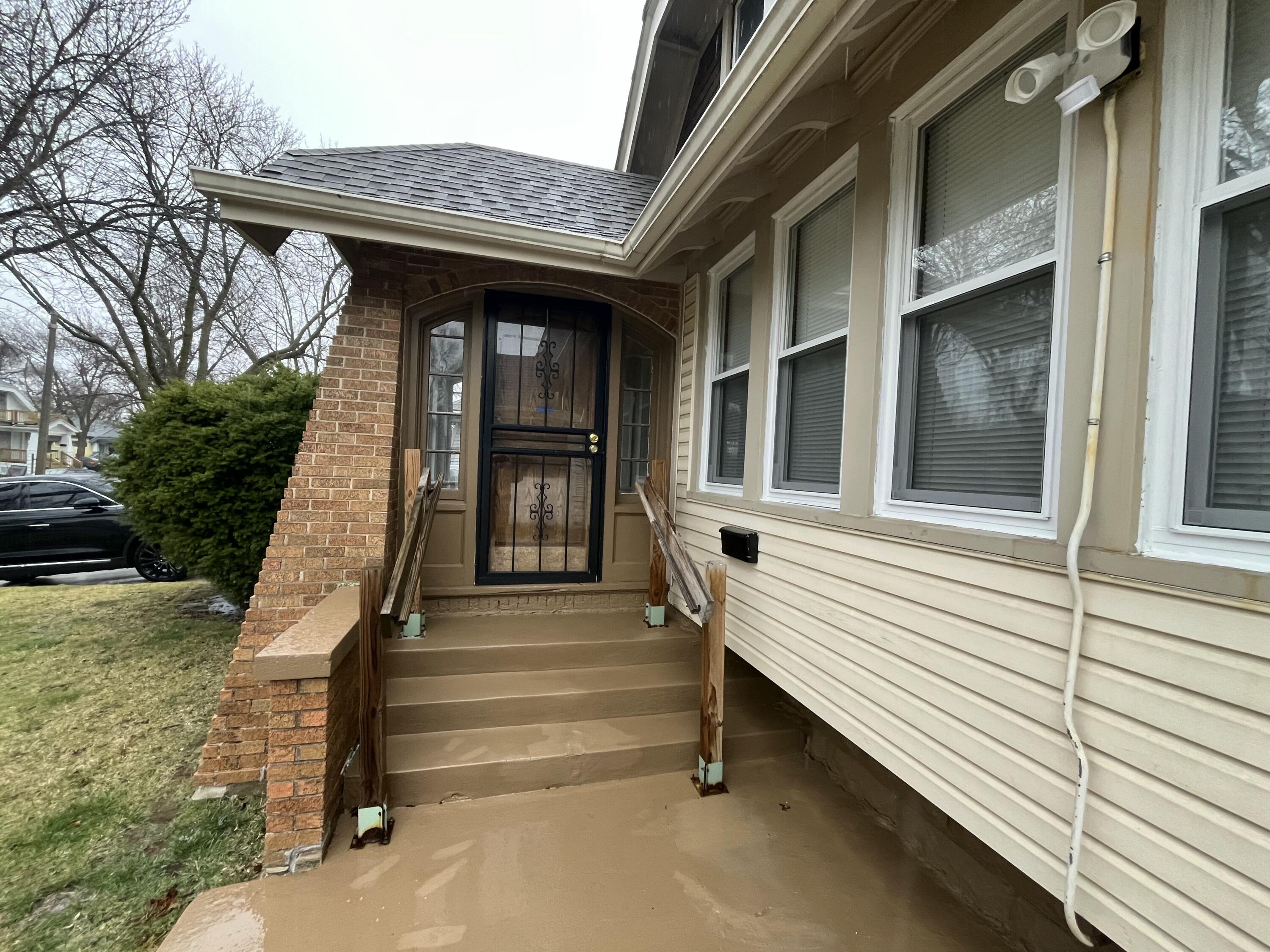 3854 North 19th Street Milwaukee, WI 53206 - Photo 6 of 37 Front Door