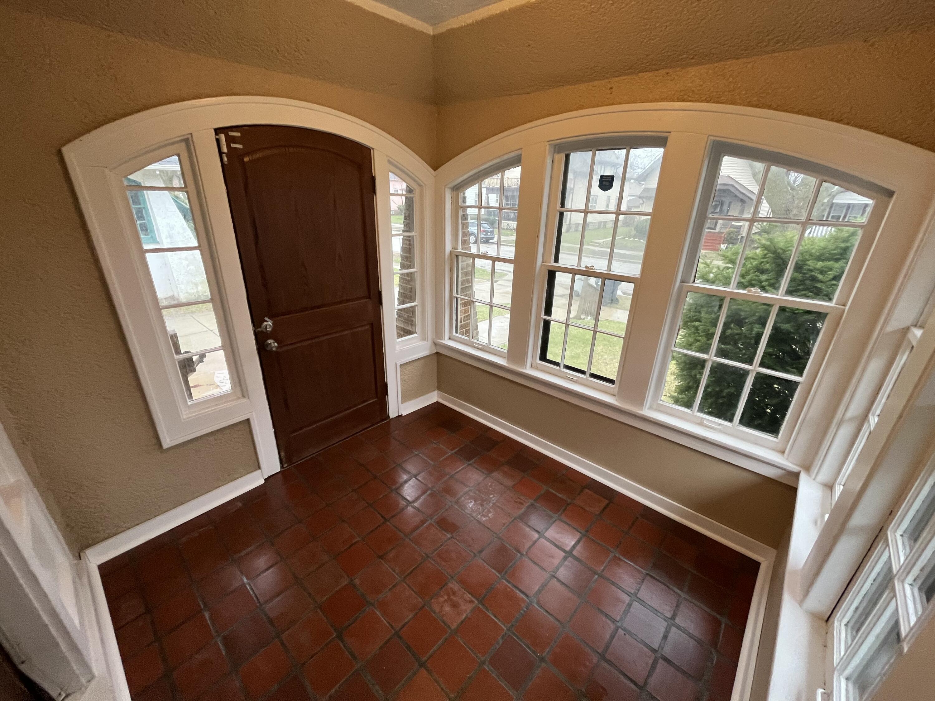 3854 North 19th Street Milwaukee, WI 53206 - Photo 7 of 37 Foyer