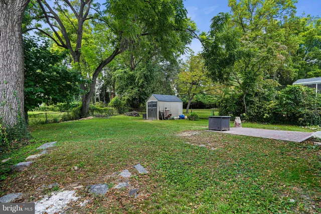 a view of a house with backyard and garden