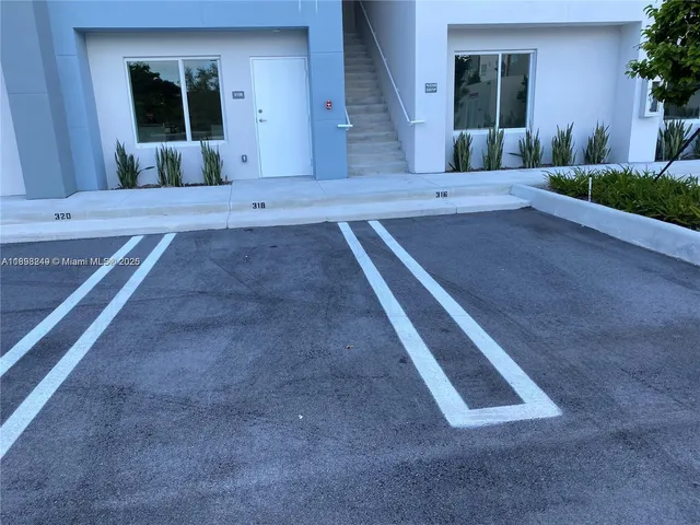 a view of a house with backyard