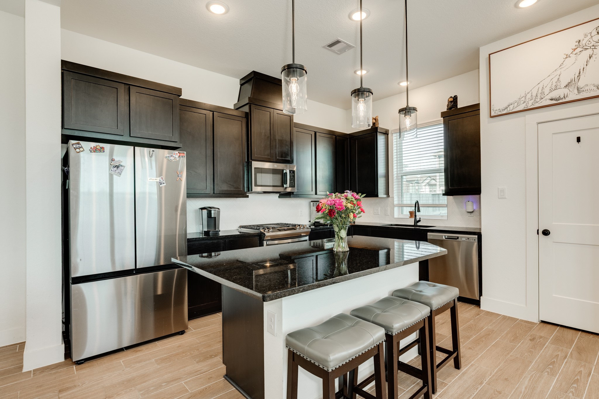 10002 Nectar Path Rosharon, TX 77583 - Photo 9 of 46 Kitchen features stainless steel appliances, granite countertops, and recessed lighting.