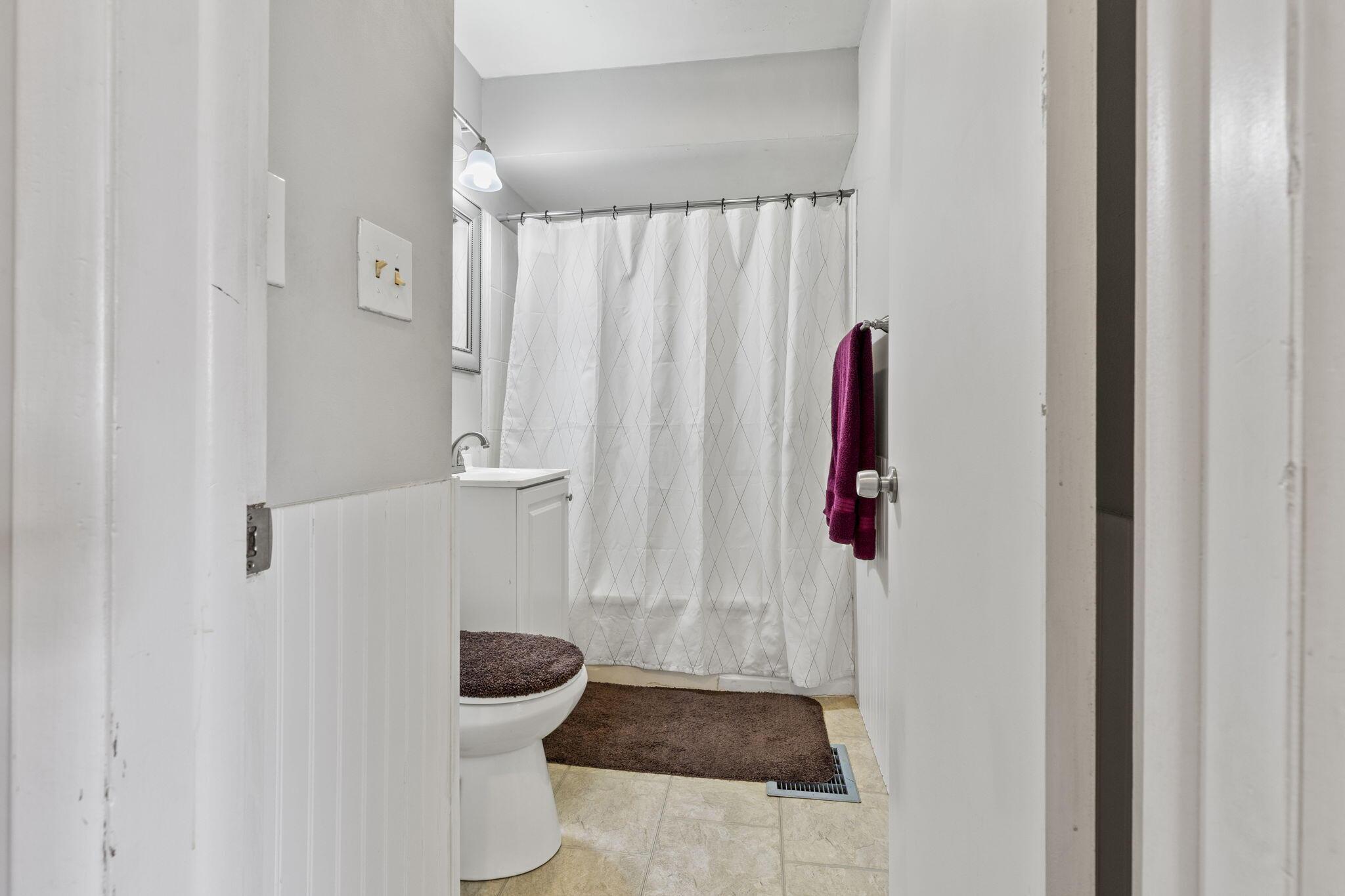 695 Raleigh Drive Columbus, OH 43228 - Photo 25 of 57 secondary bathroom main floor