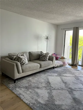 $2,000 | 1975 Normandy Drive, Unit 301, Miami Beach, FL 33141