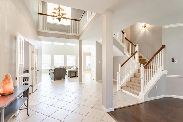 a view of entryway and livingroom with furniture