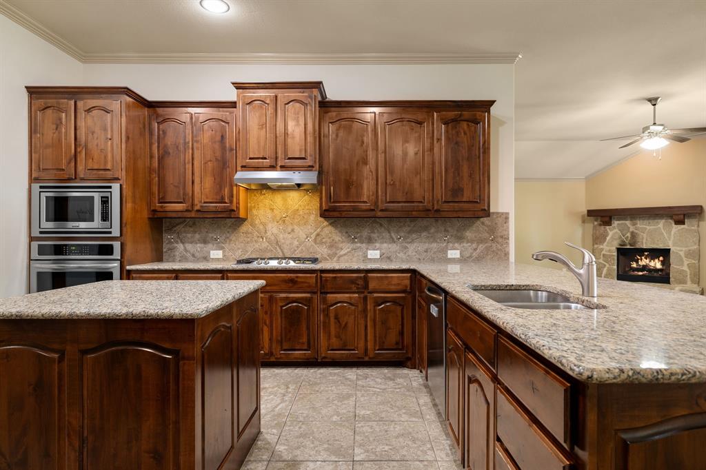 2234 Fallbrooke Drive Grand Prairie, TX 75050 - Photo 5 of 36