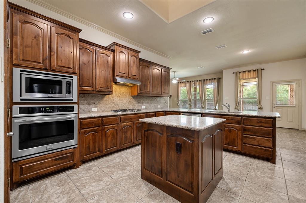 2234 Fallbrooke Drive Grand Prairie, TX 75050 - Photo 7 of 36