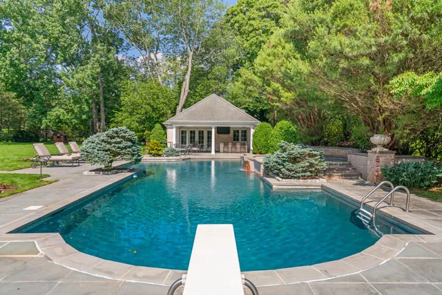 a view of yard with green space