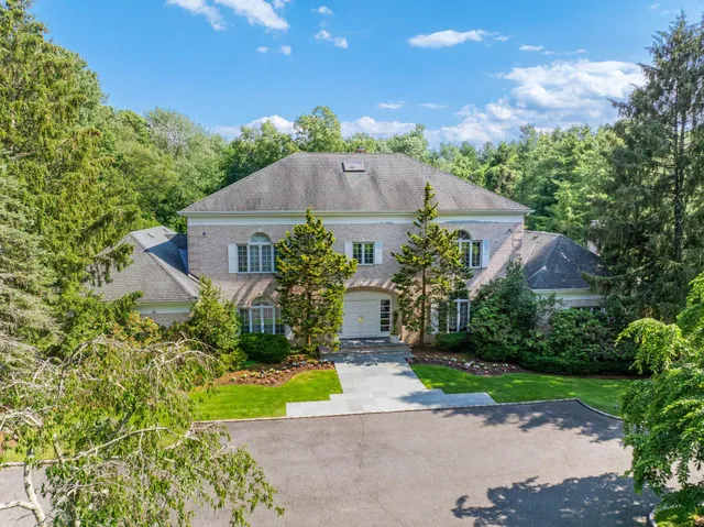 $4,295,000 | 8 High Meadow Court, Glen Head, NY 11545