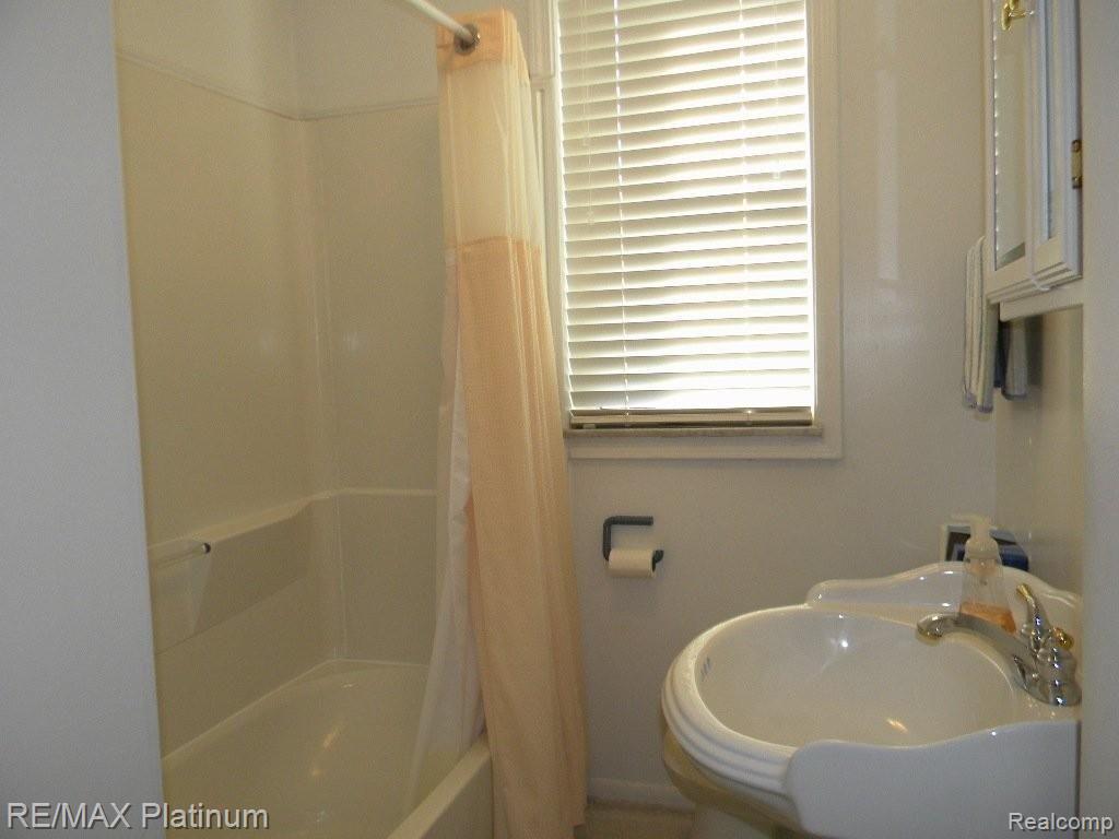 11102 Clyde Road Fenton, MI 48430 - Photo 18 of 25 UPdated Main Bathroom
