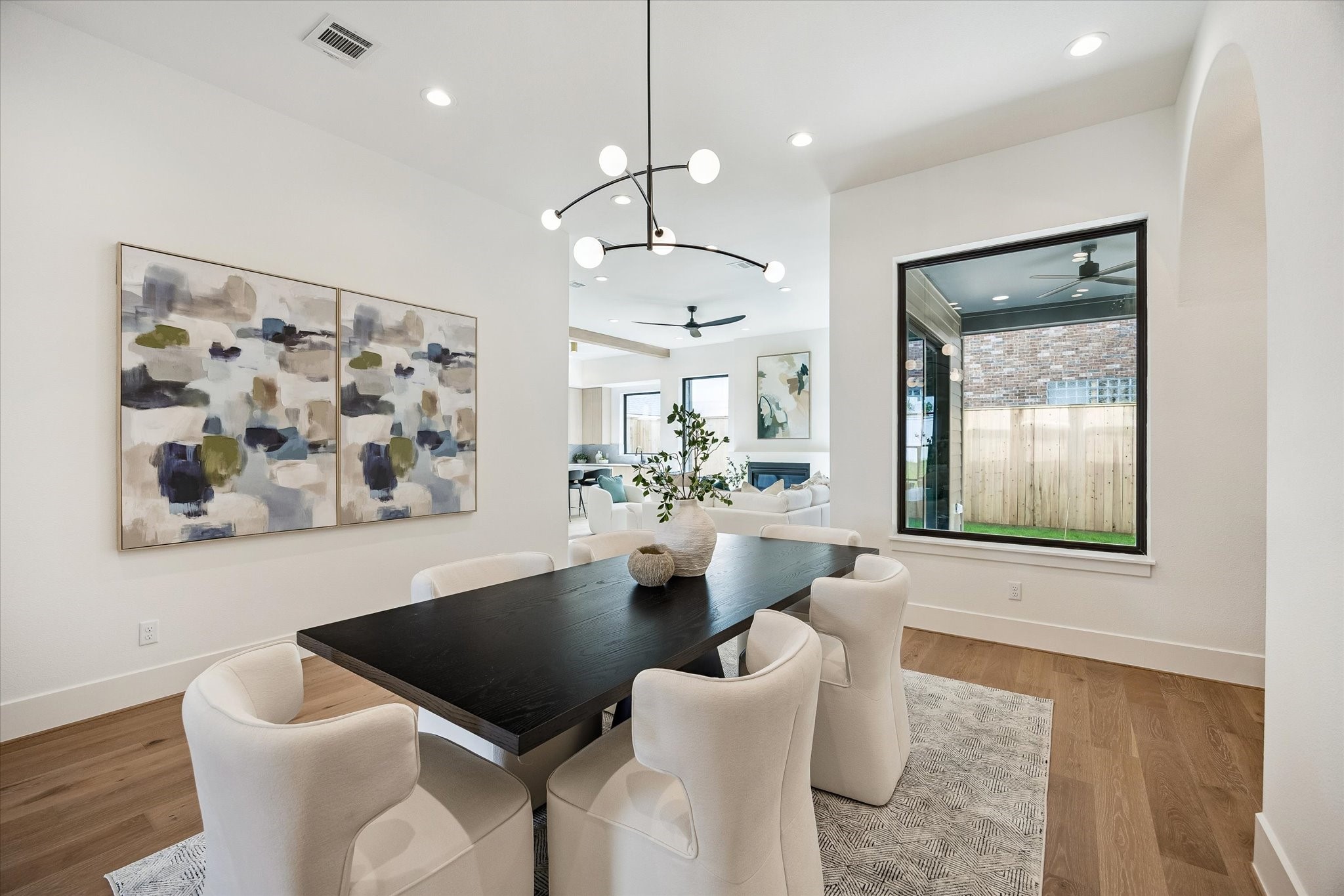 335 Harvard Street Houston, TX 77007 - Photo 8 of 35 Dining area - features a designer lighting fixture and recessed lighting.
