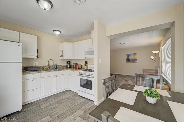 $1,600 | 4016 Calle Paula, Las Vegas, NV 89103