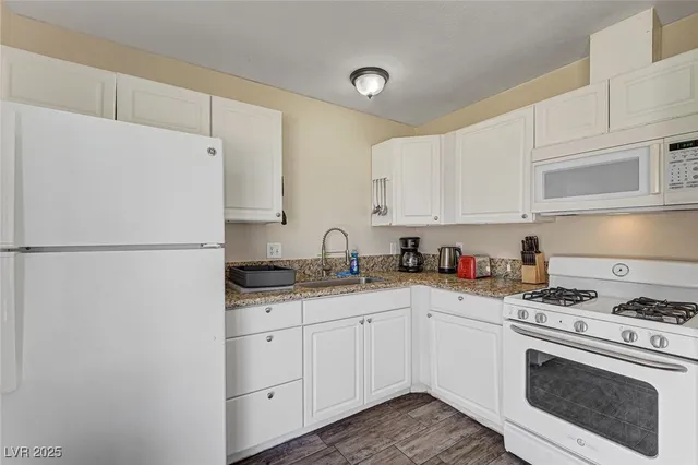 $1,600 | 4016 Calle Paula, Las Vegas, NV 89103