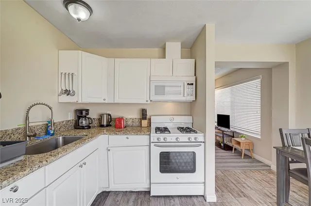 $1,600 | 4016 Calle Paula, Las Vegas, NV 89103