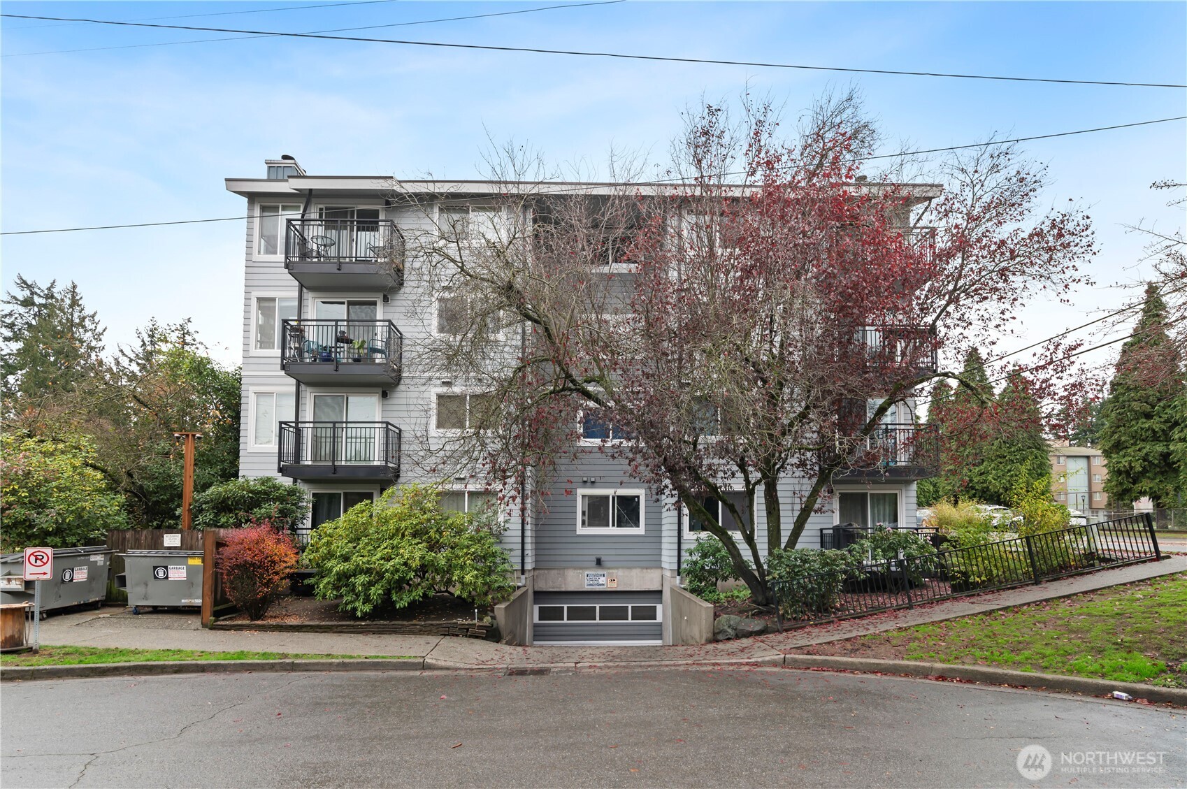707 North 130th Street, Unit B204 Seattle, WA 98133 - Photo 20 of 21 front view of a house with a street