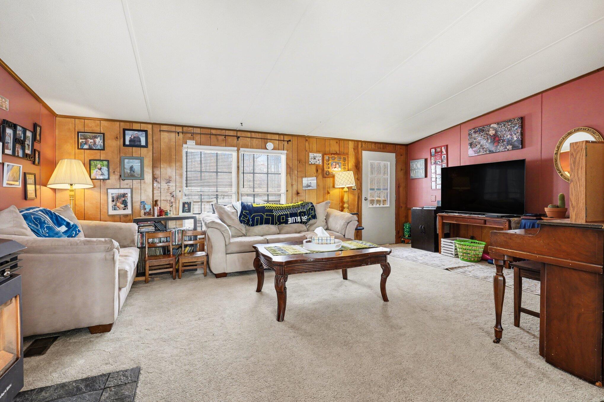 11817 21 Mile Road Northeast Sand Lake, MI 49343 - Photo 3 of 29 005_file_4494