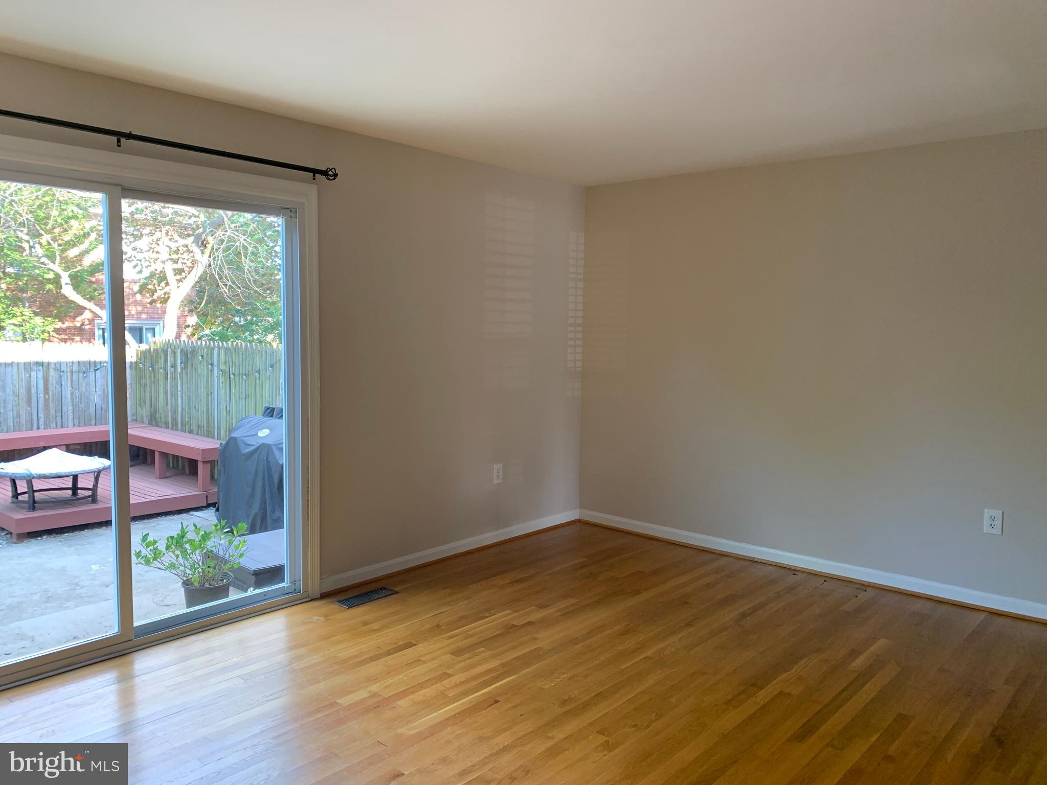 7069 Leestone Street Springfield, VA 22151 - Photo 14 of 40 Living room
