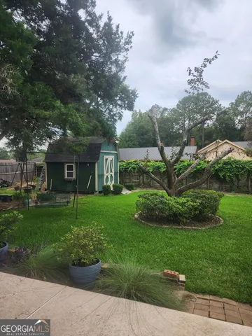 a view of a house with a back yard