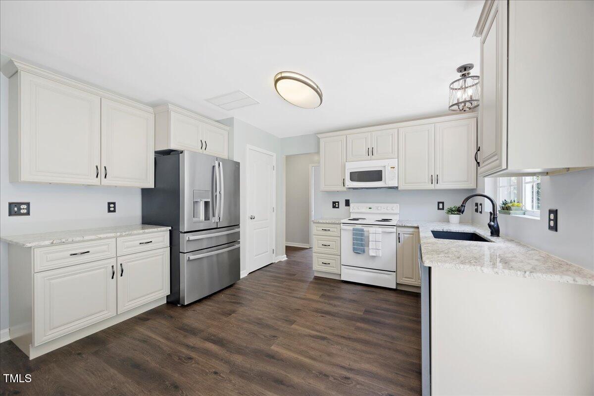 4805 Castle Crest Court Raleigh, NC 27616 - Photo 14 of 29 16-2A1A6397