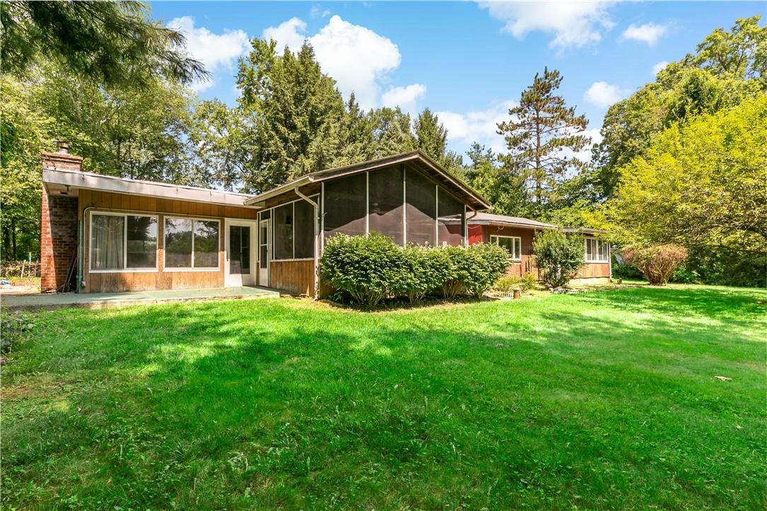 a view of a house with yard and garden