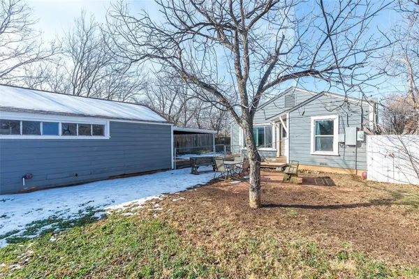 a view of a house with backyard