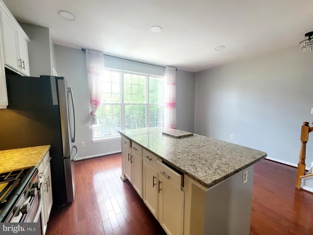 $3,275 | 6962 Banchory Court, Alexandria, VA 22315