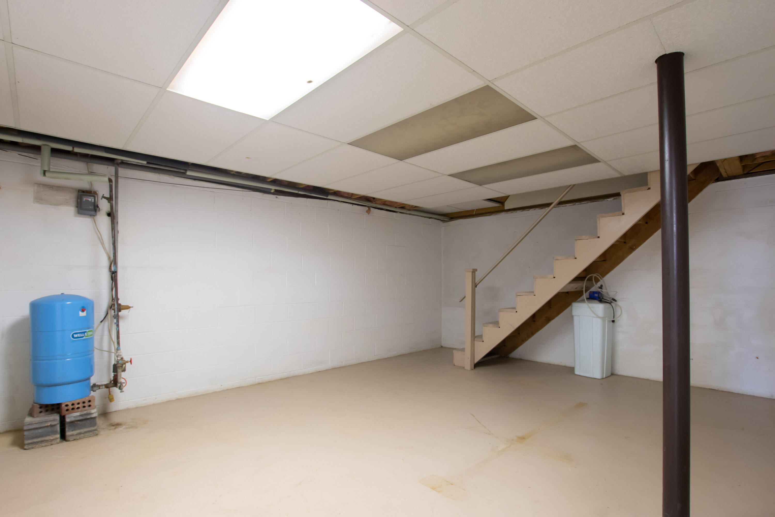 18481 Cleveland Road Abingdon, VA 24211 - Photo 29 of 32 Stairs to First Level