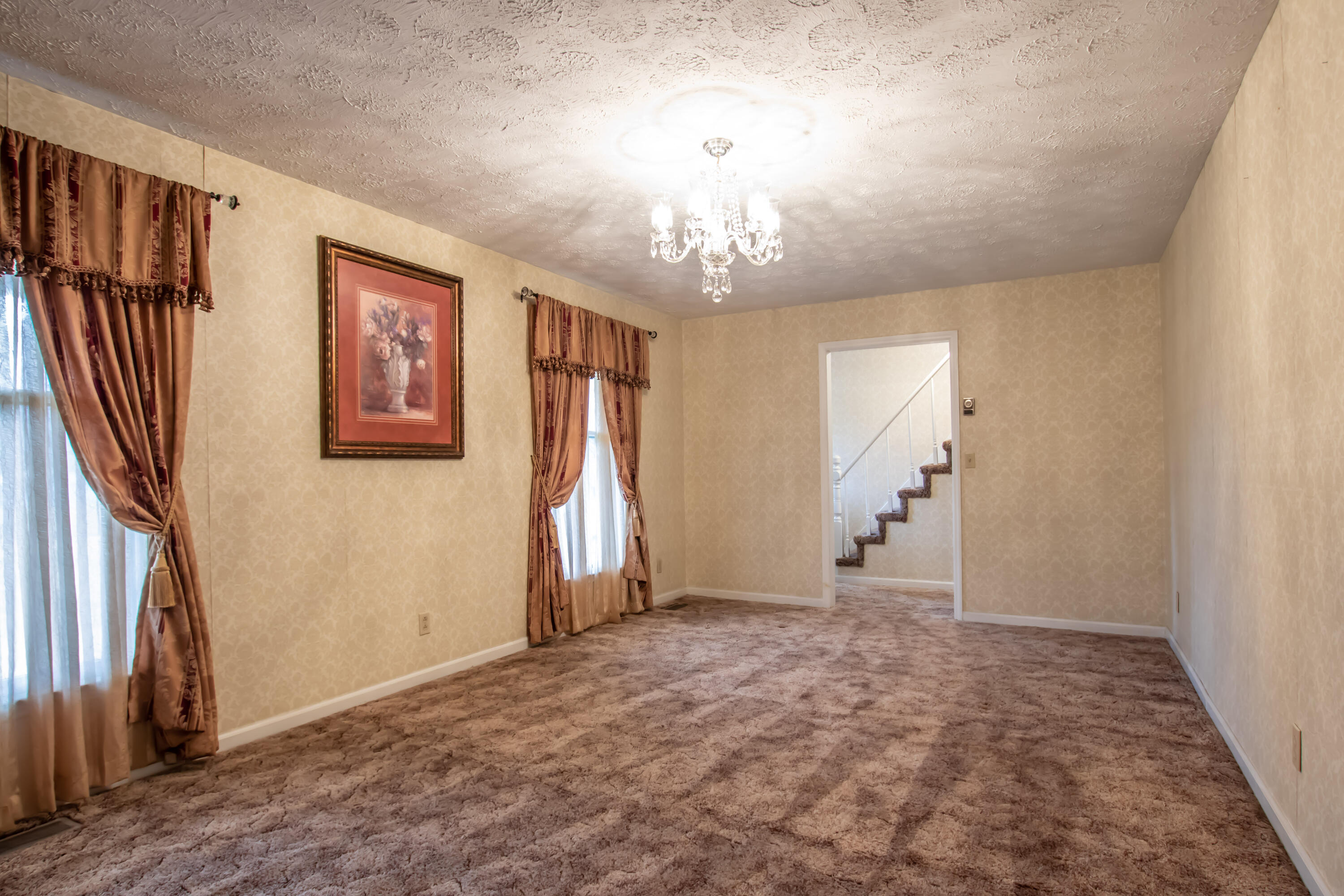 18481 Cleveland Road Abingdon, VA 24211 - Photo 6 of 32 Sparkling Chandelier