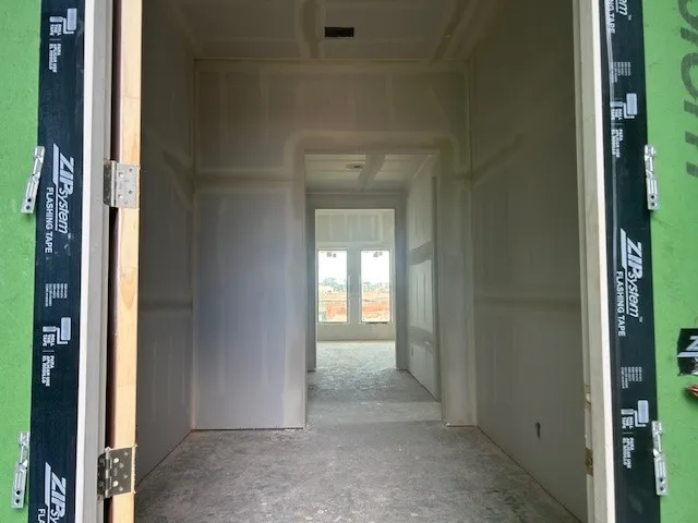 a picture of a book shelf