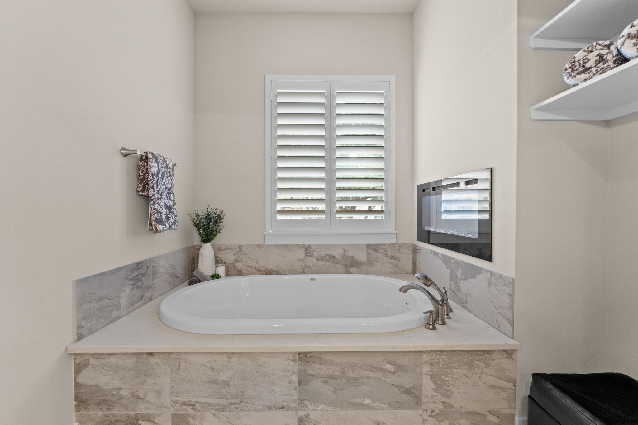 18817 Hidden Ridge Place Jonestown, TX 78645 - Photo 19 of 40 a bath tub sitting next to a window