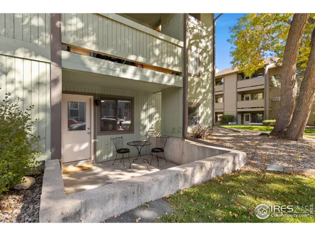 a sign that is sitting in the grass next to a road