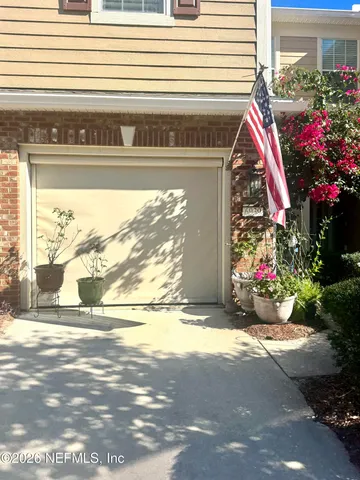 a view of the entrance front of the house