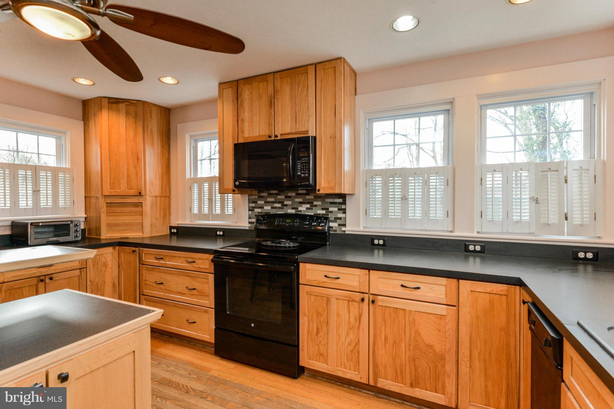 302 Pasadena Road Pasadena, MD 21122 - Photo 7 of 29 Kitchen