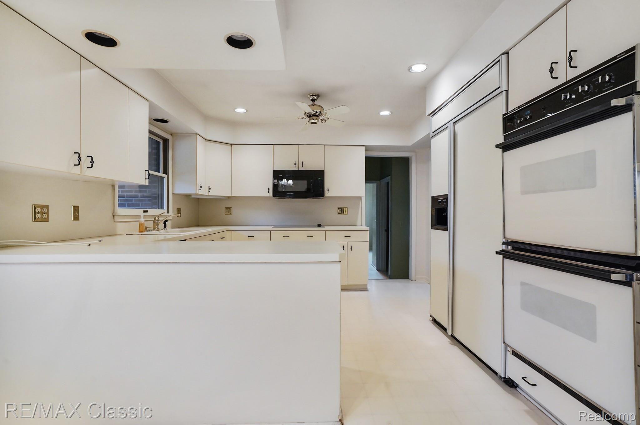 35152 Banbury Road Livonia, MI 48152 - Photo 10 of 33 Classic U-shaped Kitchen recently repainted